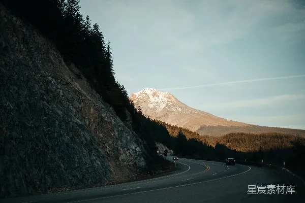 白天黑色汽车近褐色山丘的路上