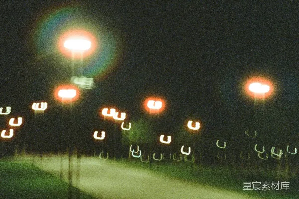 高清摄影 一张夜间街道的照片，街道上有路灯。