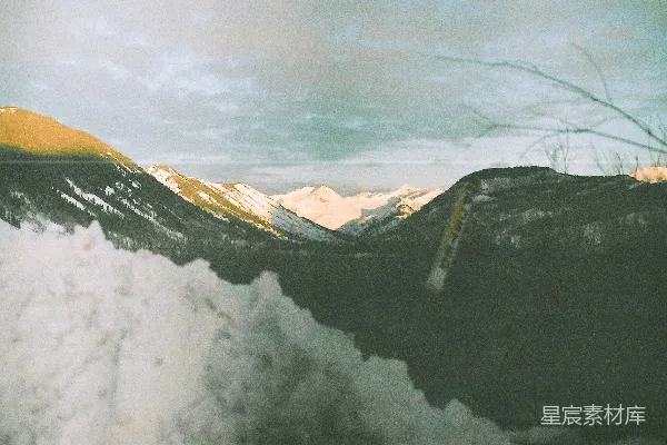 高清摄影 一个滑雪板手在空中做动作。