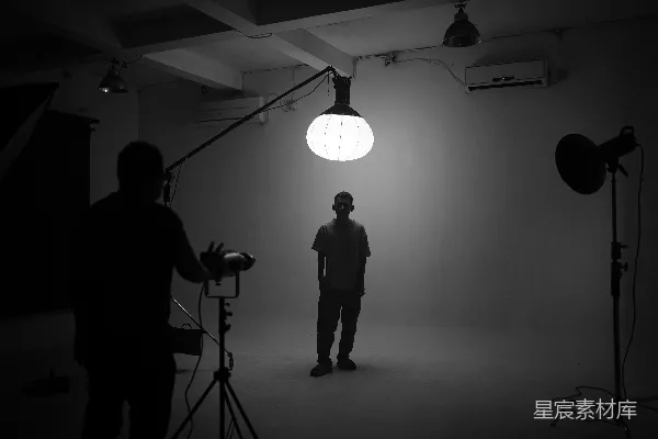 高清摄影 一个男人站在昏暗房间里的灯光前