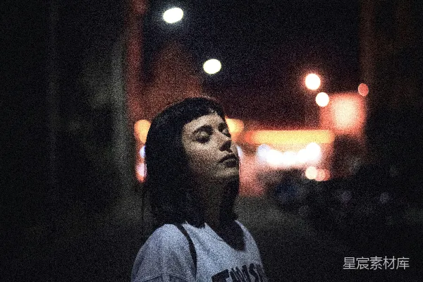聚焦摄影中的女性双目紧闭