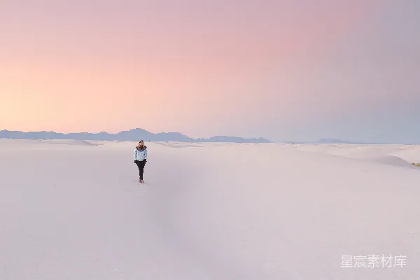 站在雪场中央的人