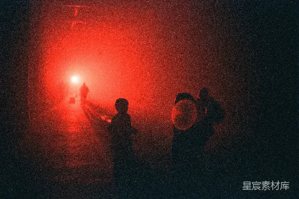 高清摄影 一群人在铁轨边的火车旁边站着。