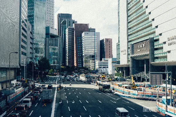路旁的高层建筑