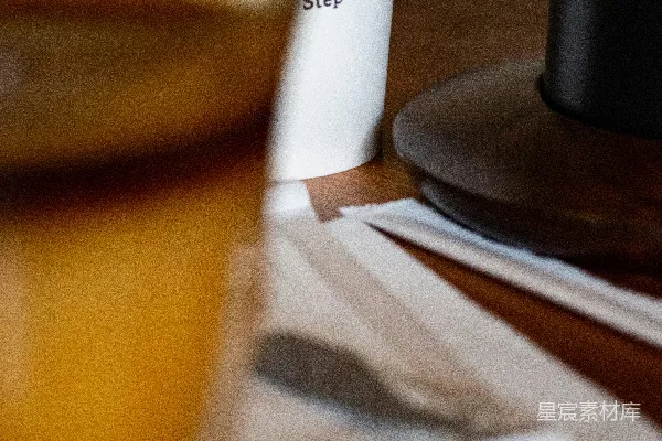 一张木桌上面放着几杯咖啡。