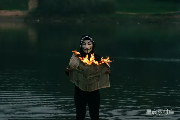 高清摄影 一个人站在水中，手里拿着报纸。