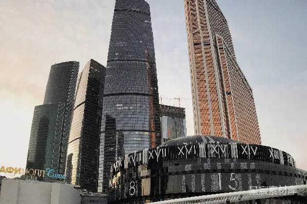 白天的棕色和白色混凝土建筑