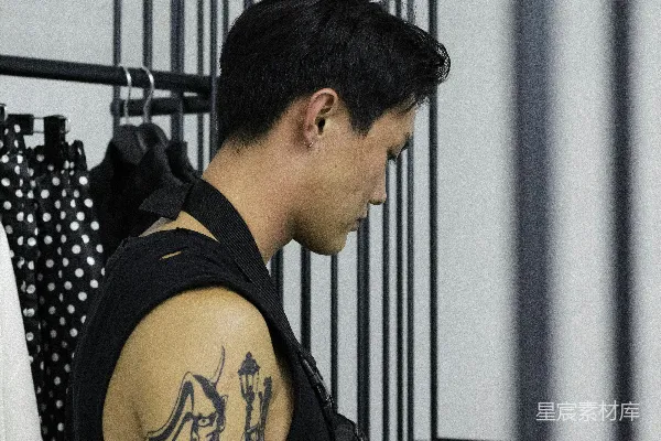 黑色T恤衫的男人