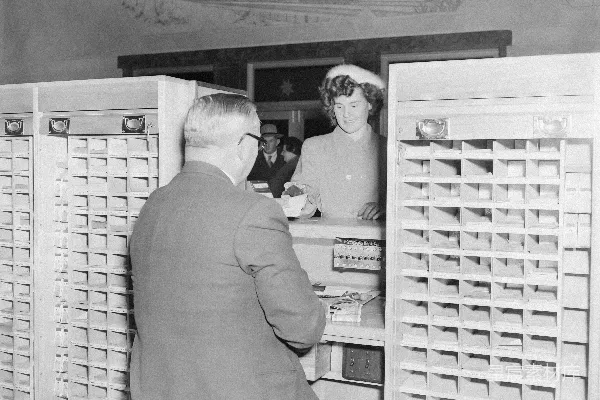 高清摄影 几个人正站在一台机器前