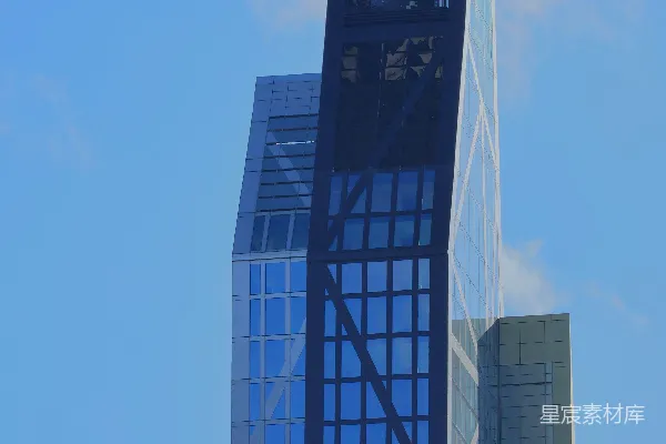 现代 skyscrapers 在明亮的蓝天背景下。