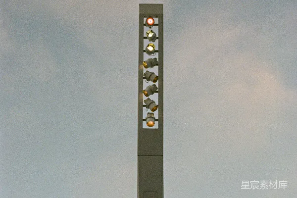 高清摄影 灰天下的黑白十字架