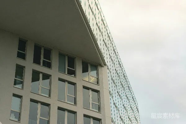 现代建筑玻璃外墙 Against 浑浊天空