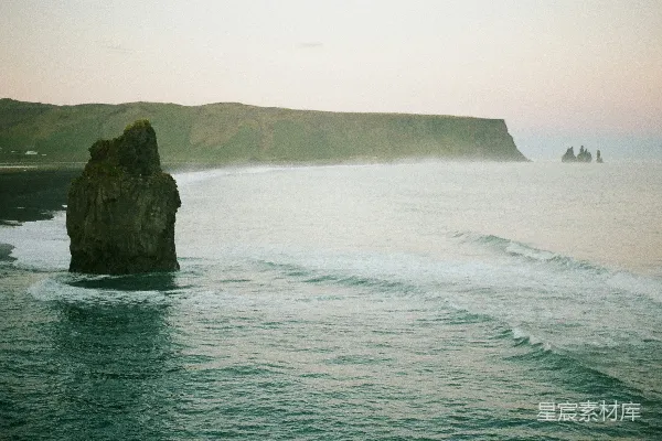 高清摄影 白天，海浪拍打着岩石海岸。