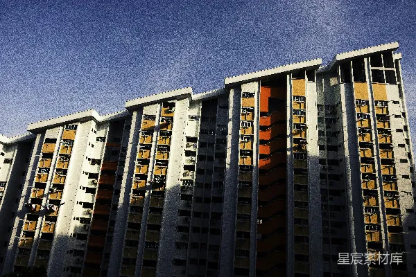 白天白红相间的混凝土建筑下的蓝天之中