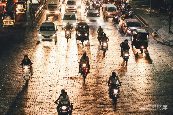 路面上夜间行驶的车辆