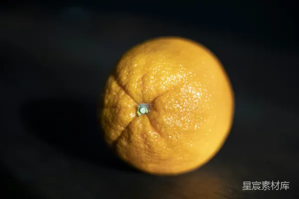 桌子上一个橘子的特写镜头