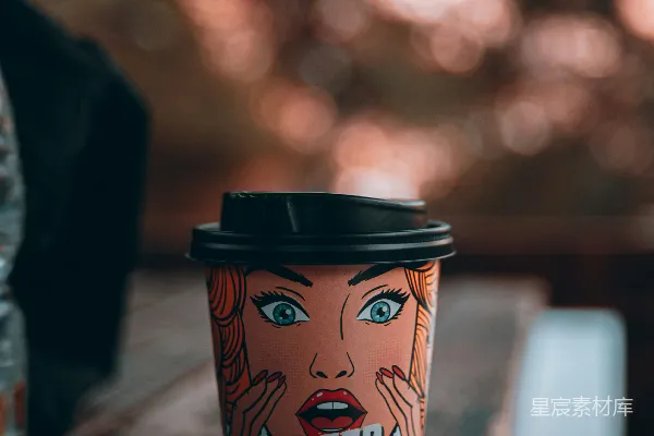 桌上放置着一个木桌上的咖啡杯。