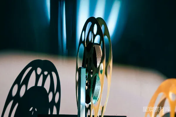 高清摄影 反光胶片卷轴奖杯，带有戏剧性的光影效果。
