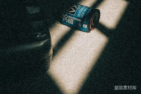 高清摄影 一瓶能量饮料放在地上，旁边是一辆车。