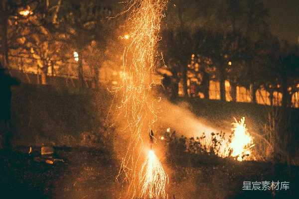 夜景中烟花爆放的延时摄影