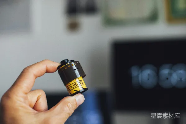 高清摄影 拿着标有黄色和黑色标签的瓶子的人