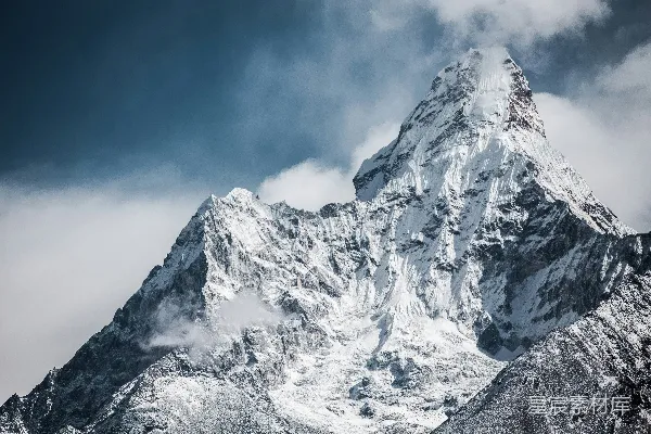 山被雪覆盖