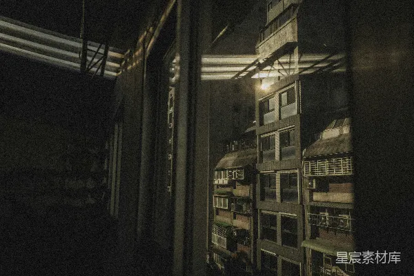 高楼之间夜晚的狭窄小巷。
