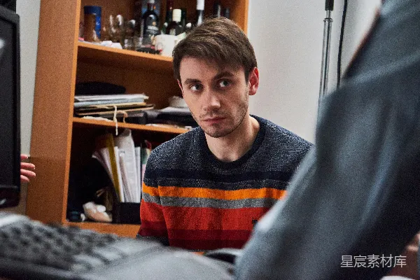 高清摄影 穿着红黑条纹圆领毛衣的男孩