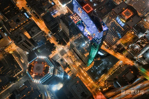 夜晚城市建筑的空中俯视图