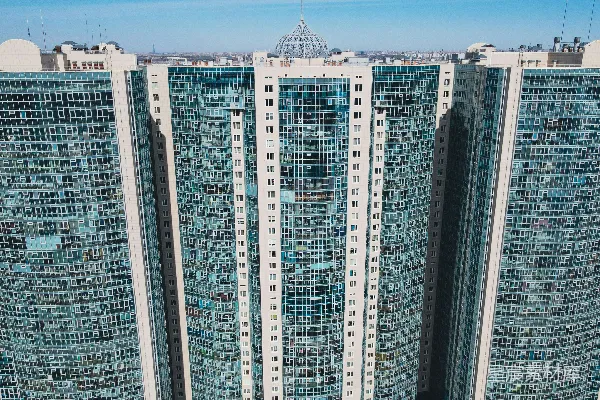黑白高层建筑