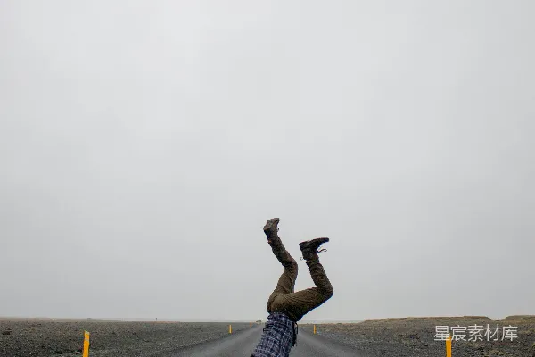 人在混凝土人行道上做倒立