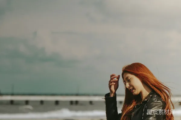 一个红发的女人坐在长凳上。