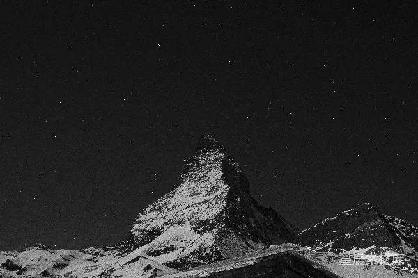 高清摄影 白天覆盖着雪的山