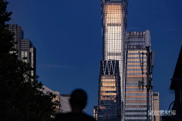 几人在一栋高大建筑的前面行走