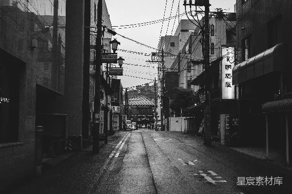 高清摄影 黑白照片中的空旷道路，两旁是建筑。