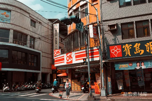 白天人们在靠近棕色和白色混凝土建筑的步行道上行走