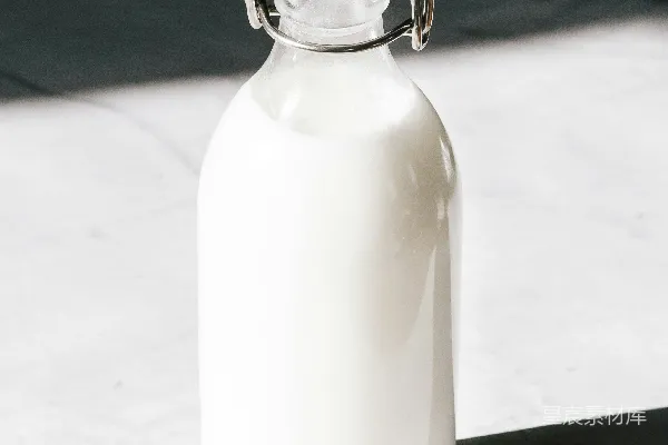 清玻璃瓶装的牛奶