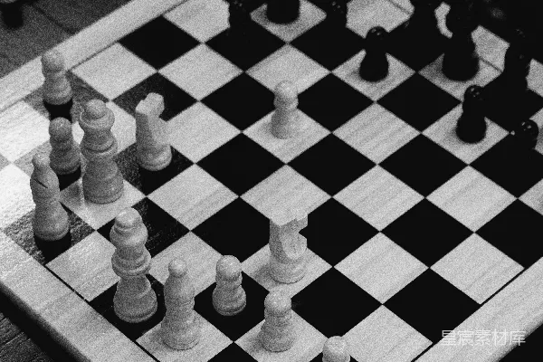 高清摄影 一个黑白相间的棋盘，上面有白色的棋子。