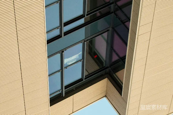 飞机正在天空中接近一座建筑物。