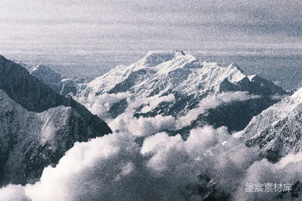 覆盖着白雪的山峰