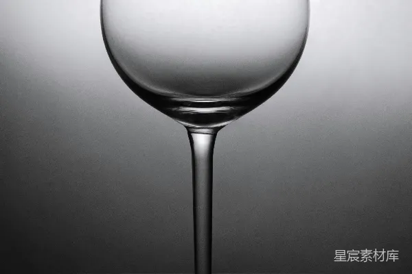 高清摄影 葡萄酒杯的灰度照片