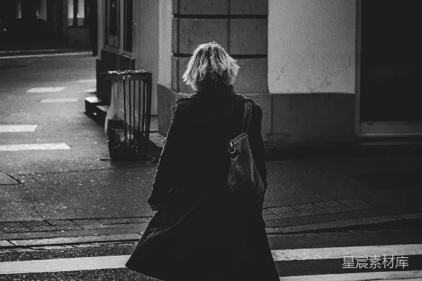 高清摄影 穿着黑色外套的女人站在人行道上