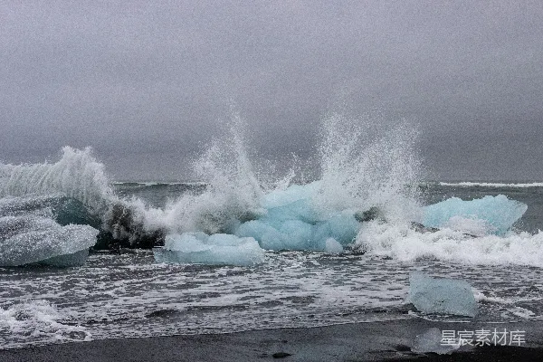 汹涌的海浪拍击着海滩