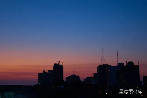 傍晚城市天际线的一角