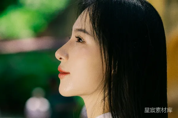 一头黑色长发的女人，白色上衣