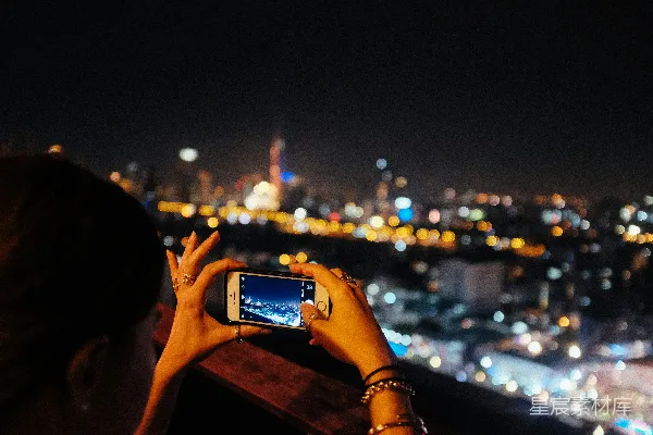 一个女人在夜间拍摄城市美景。