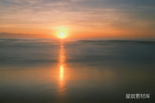 海滩上的太阳正在落下水中
