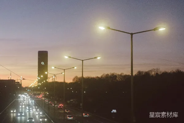 一条夜晚满是车辆的街道