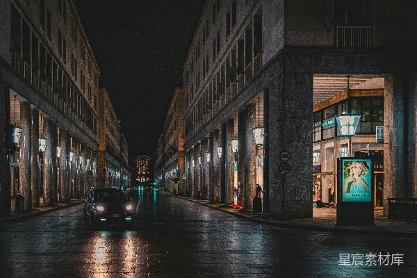 夜晚一辆车在街上行驶