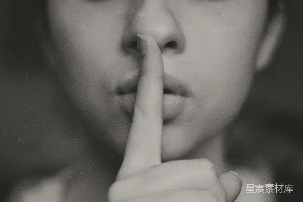 高清摄影 黑白色照片，显示一个女人在做无声的手势。